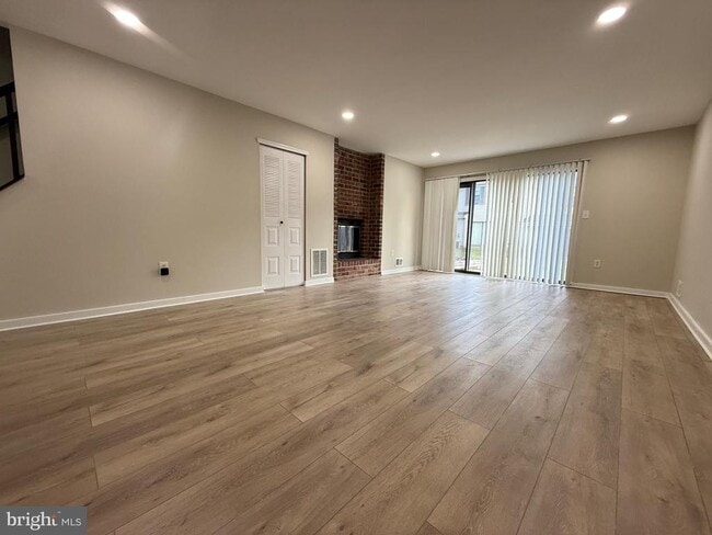 Building Photo - 6 Wosniak Ct