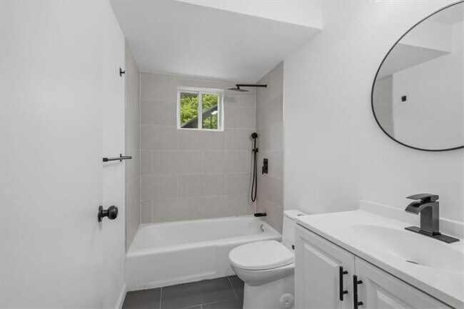 Building Photo - 610 N College Dr