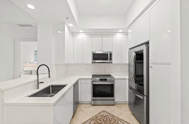 Building Photo - 701 S Olive Ave