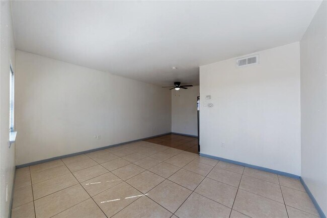 Building Photo - 1800 N Wayside Dr