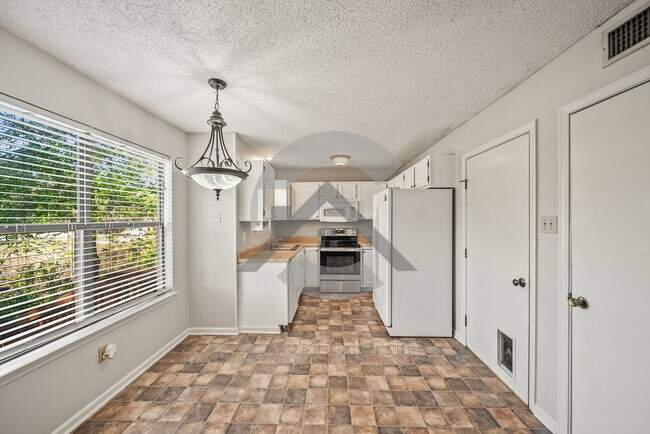 Building Photo - 9 Point W Cir