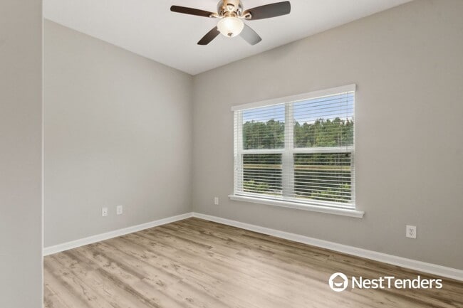Building Photo - Five Bedroom Beauty in Plummer Creek!