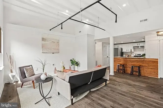 Building Photo - 1240 Holbrook Ter NE