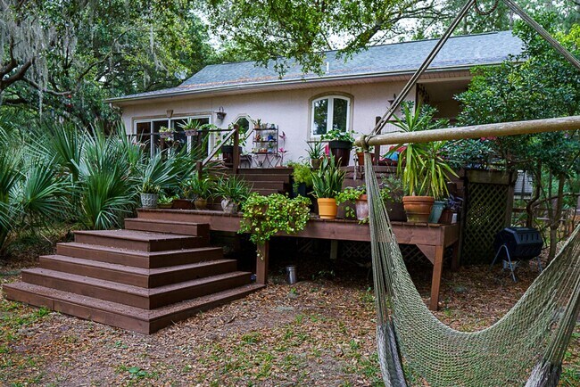 Building Photo - Amazing sunsets at this waterfront home