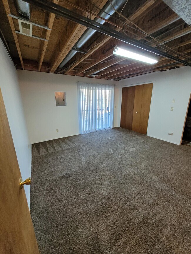 Building Photo - 480 N Limit St