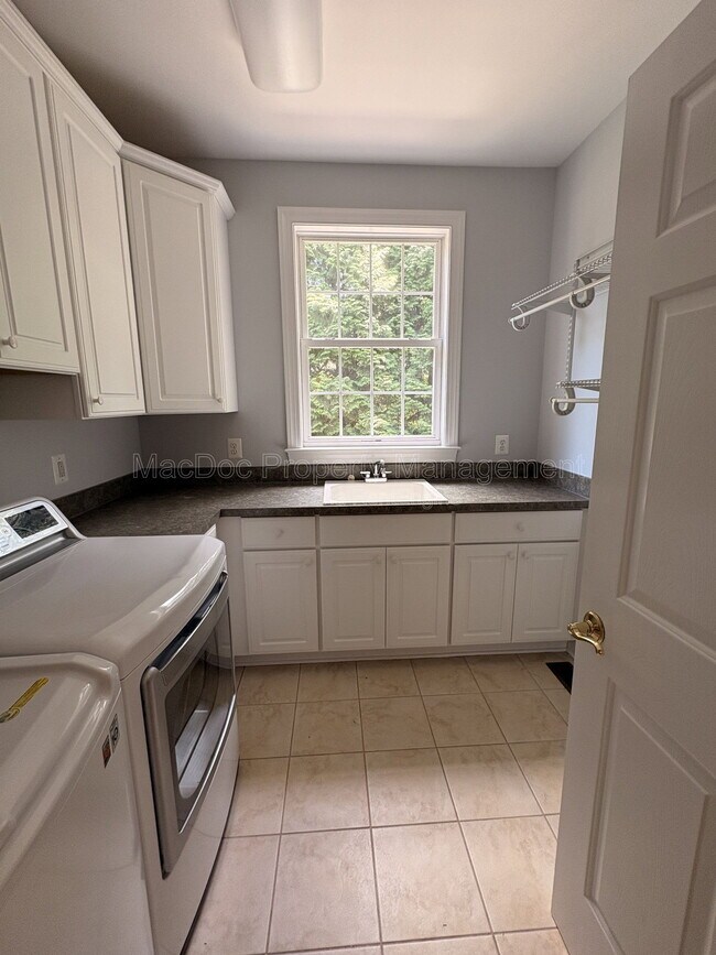 Building Photo - 10802 Cedar Creek Dr