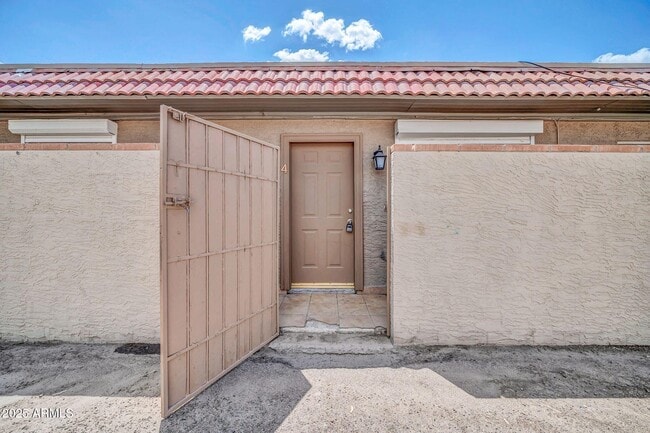 Building Photo - 2701 E Tierra Buena Ln