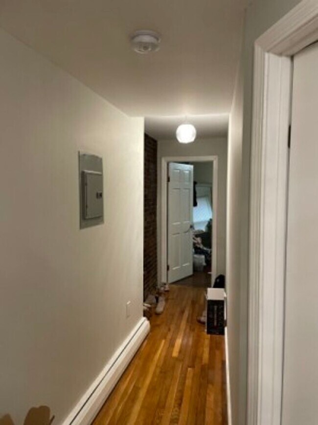 Building Photo - North End - 3 bedroom apartment (bi-level)...