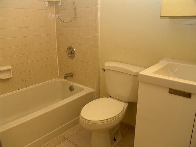 Building Photo - 2 Bedroom Condo in Dunwoody Plantation