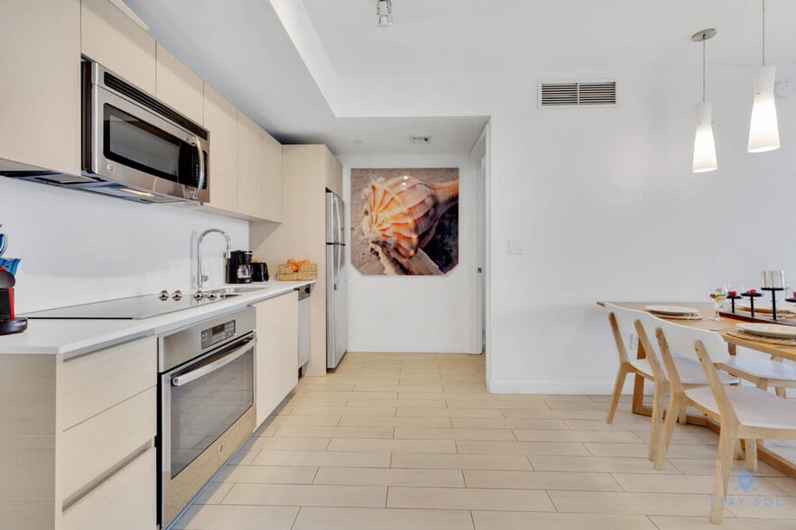 Building Photo - 2602 E Hallandale Beach Blvd