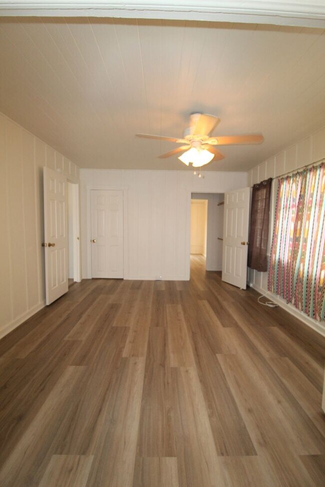 Building Photo - Downtown Ventura Bungalow with Beautiful Y...