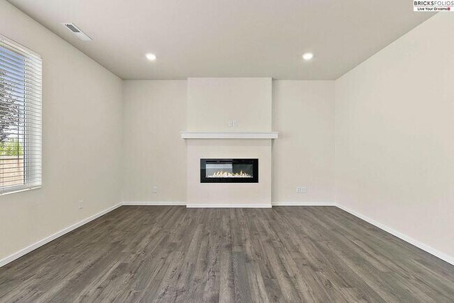 Building Photo - Puyallup Gem: Comfort and Style Combined!