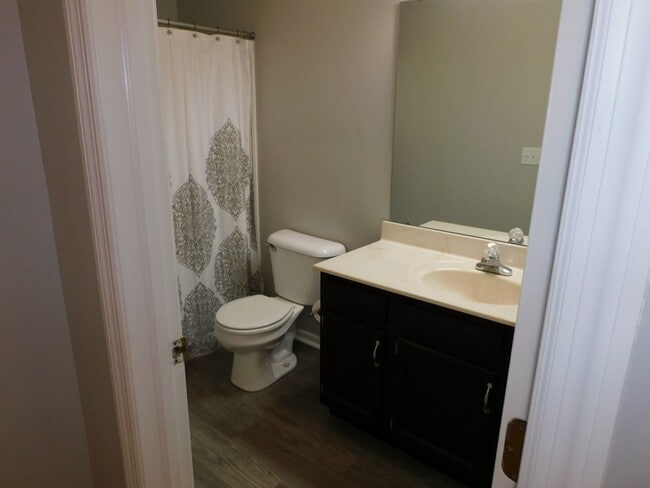 Building Photo - Spacious 4 Bedroom, 2.5 Bath Home