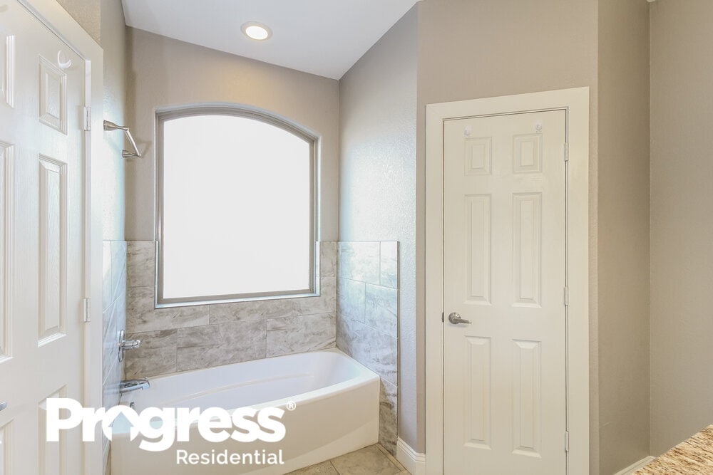 Building Photo - 1219 Saturn Dr