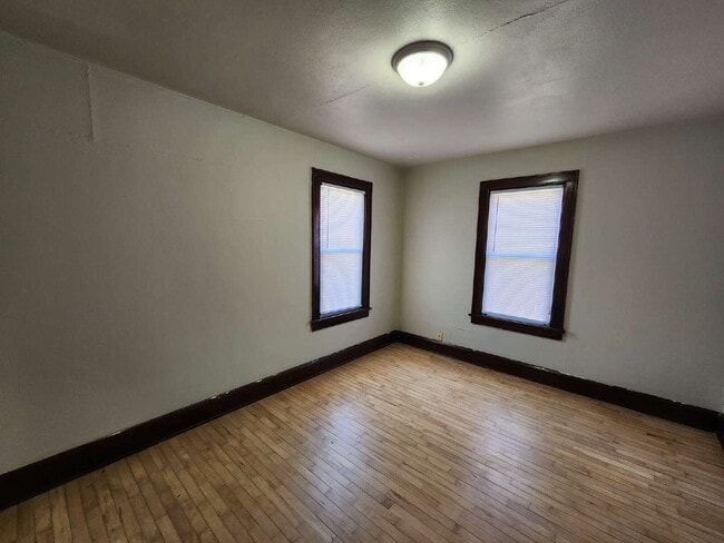 Building Photo - 2 Bedroom Lower Heat & Water Included