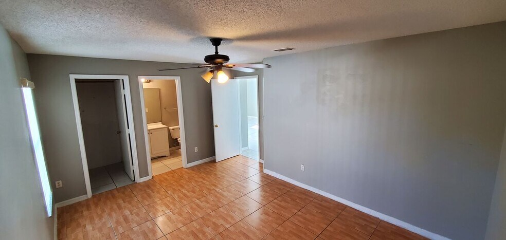 Building Photo - 2370 Harbor Town Dr