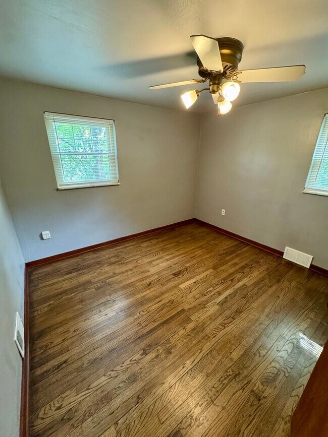 Building Photo - Charming 2-Bed 1-Bath Home in Avalon!