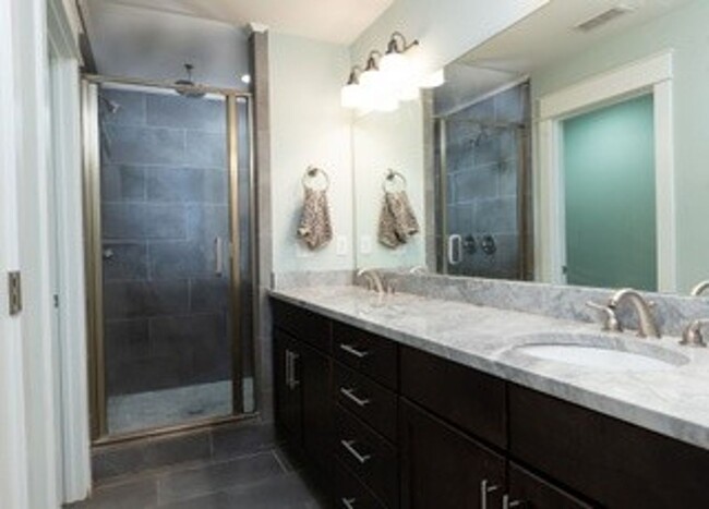 Building Photo - 3 Bed, 3 Bath East Nashville Beauty!
