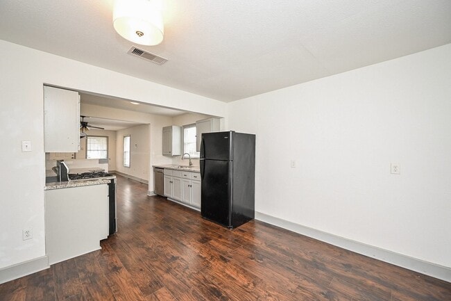 Building Photo - 314 W Hart Ave