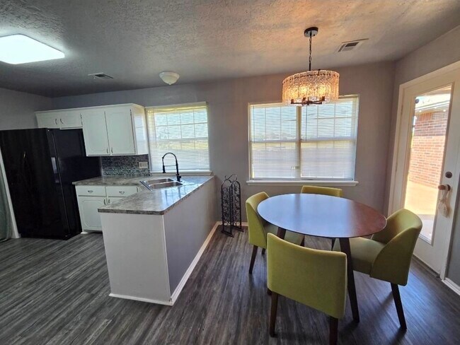 Building Photo - 4806 SE Redbud Pl