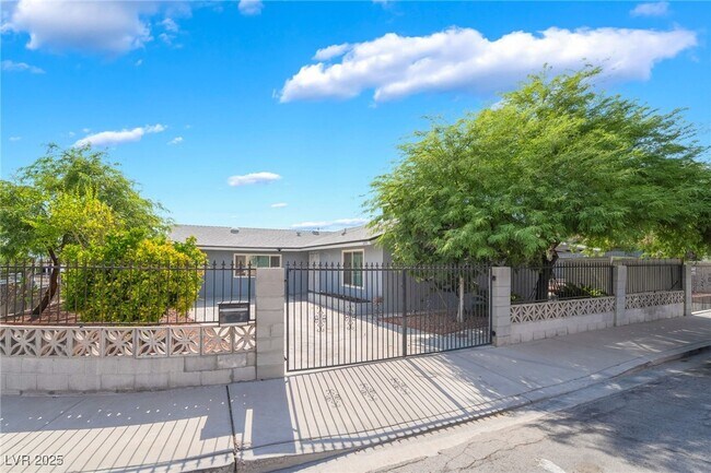 Building Photo - 3209 Kings Way