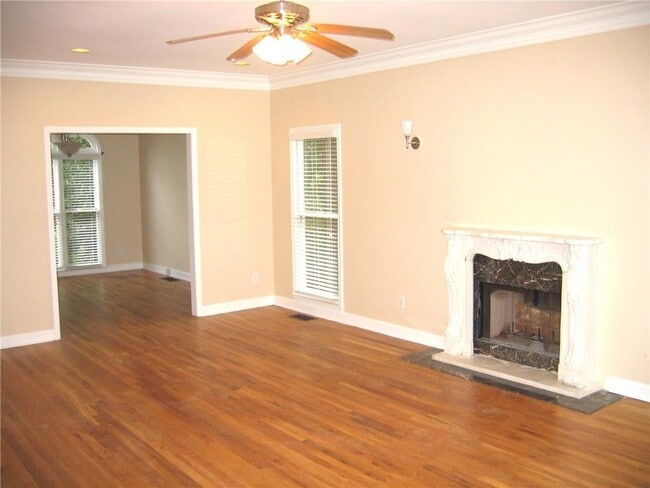 Building Photo - 1074 Pine Grove Ave NE