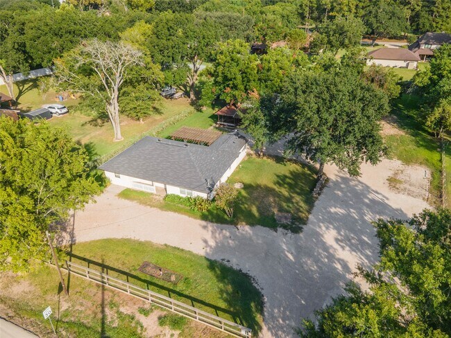 Building Photo - 25203 Lakeview Rd