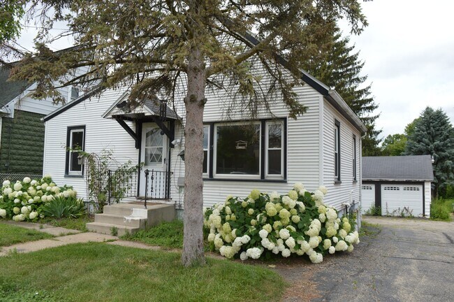 Building Photo - 1612 Packers Ave