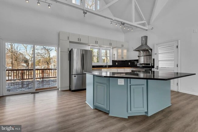 Building Photo - 1080 Crestview Dr