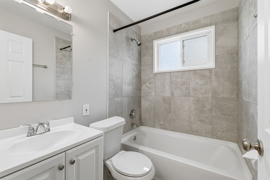 Building Photo - 84 Lasalle St