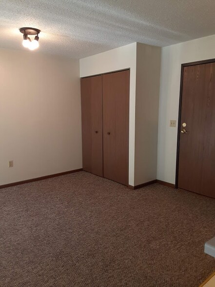 Building Photo - 803 Roundhouse Addition