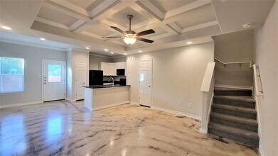 Building Photo - Beautiful 3 bed / 2.5 bath townhome