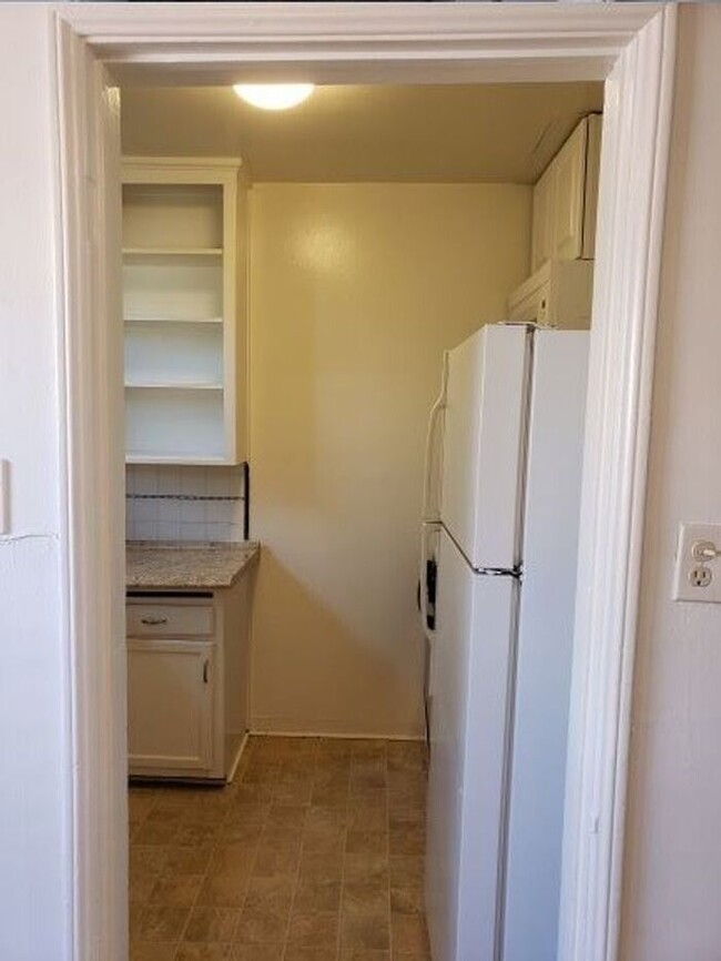 Building Photo - $500 REBATE Bright upper end (2bdr) in Nor...