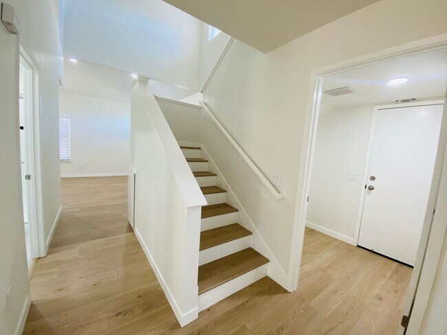 Building Photo - Classic Beauty