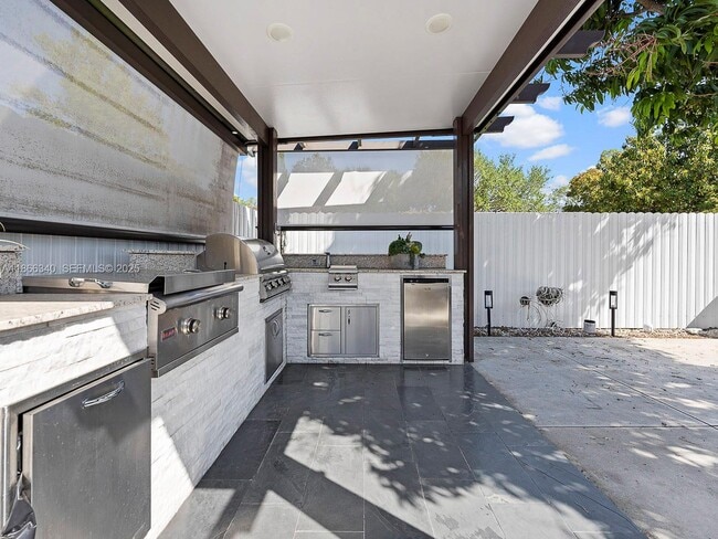 Building Photo - 6951 Miami Lakeway S