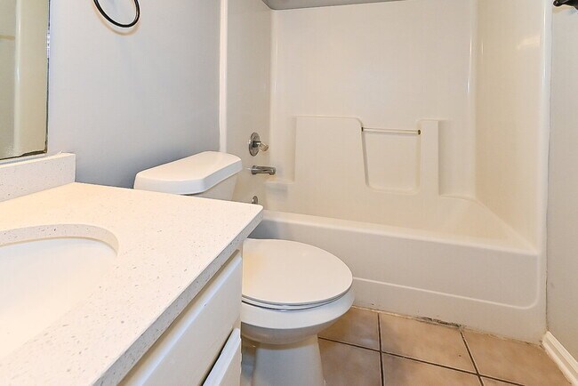 Building Photo - 5546 Lakefront Dr