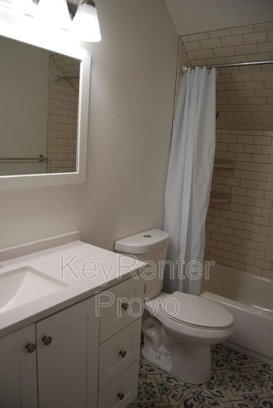 Building Photo - 713 W 500 S