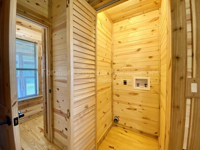 Building Photo - 624 Deer Creek Dr W