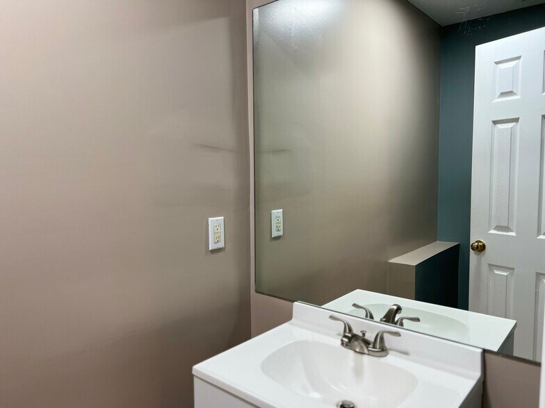 Building Photo - 112 Creekview Trl