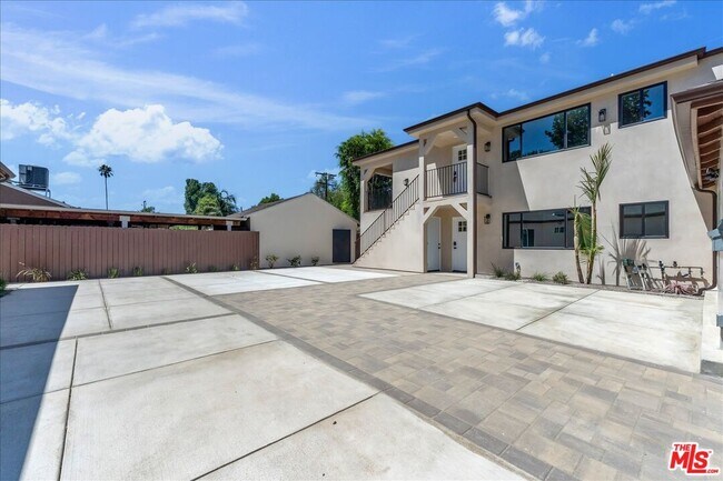Building Photo - 6913 1/2 Encino Ave