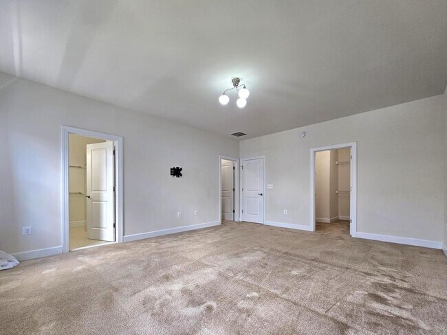 Building Photo - 8820 Englewood Farms Dr