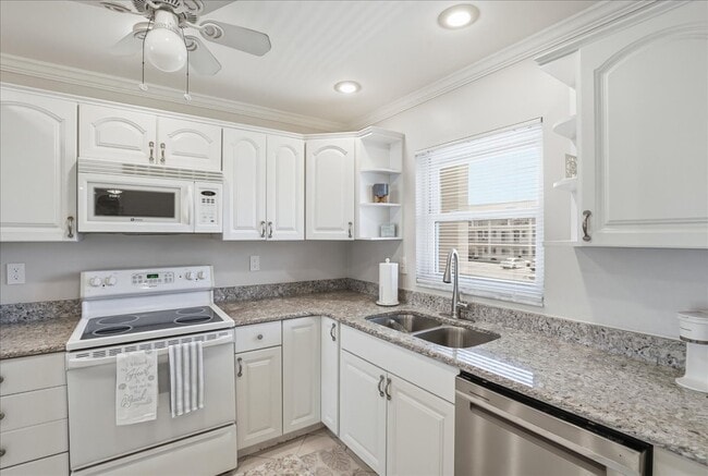 Building Photo - 3330 Gulf of Mexico Dr