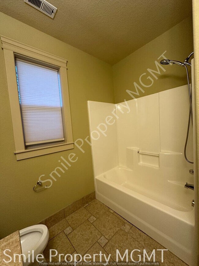 Building Photo - single house