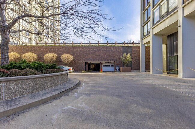 Building Photo - 5455 N Sheridan Rd