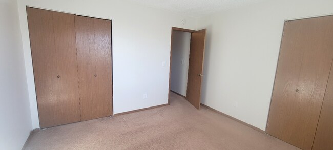 Building Photo - Tastefully updated townhome!