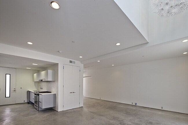 Building Photo - 825-827 Kodak Drive