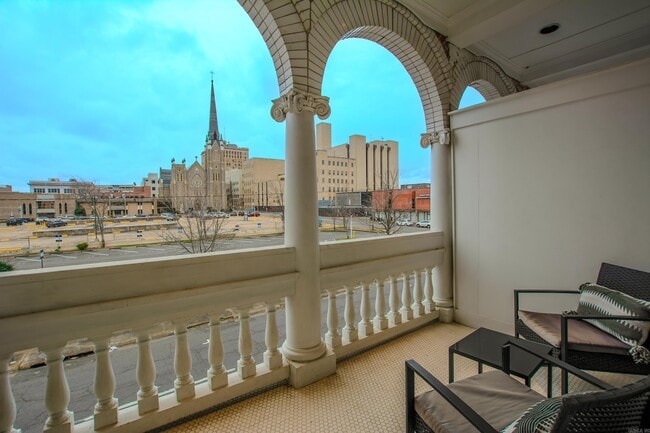 Building Photo - 612 Center St