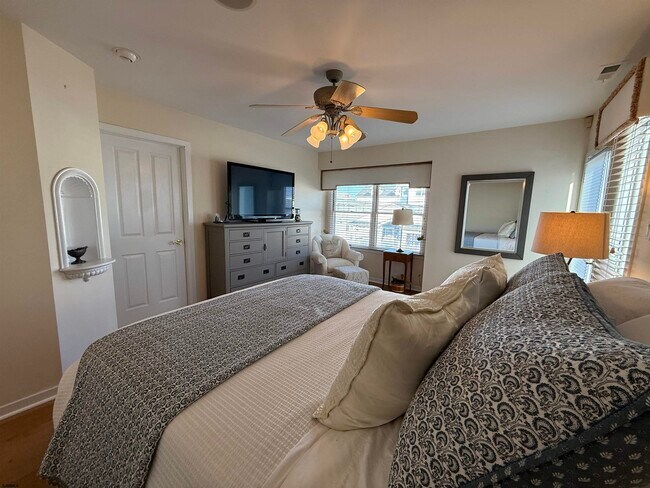 Building Photo - 4 S Iroquois Ave