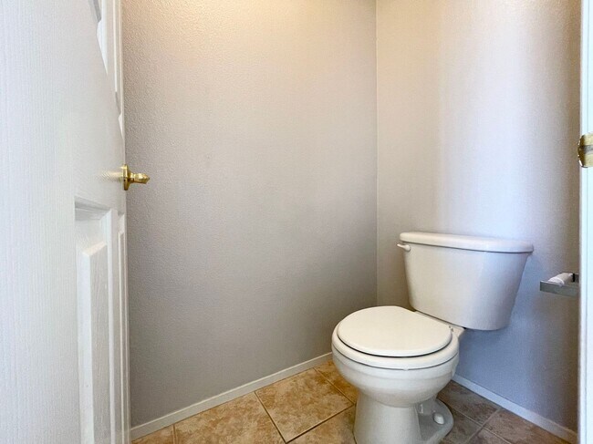Building Photo - Beautiful 2 story 3 car garage single fami...
