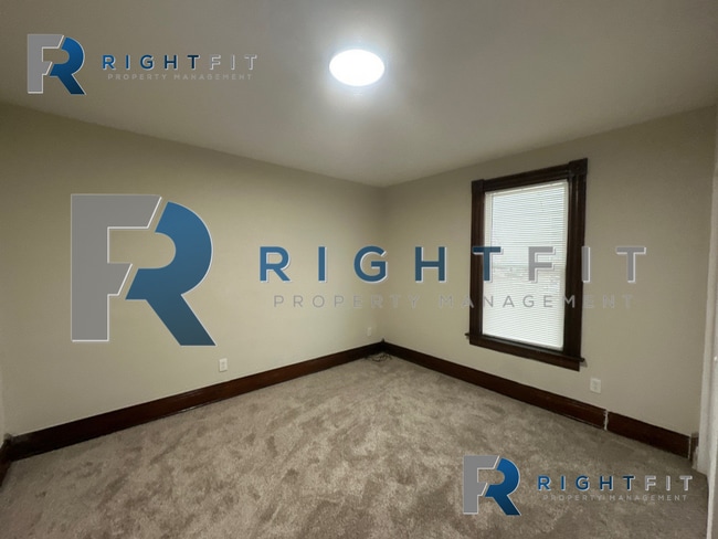 Building Photo - Freshly Renovated Home in Miamisburg